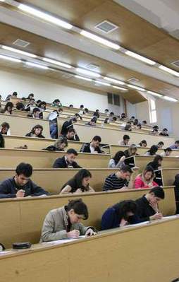 KPSS'de ful çekenlerin 249’u asker eşi