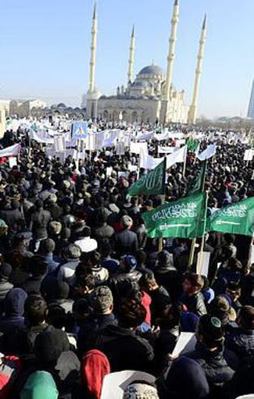800 bin Çeçen Charlie Hebdo'yu protesto etti!