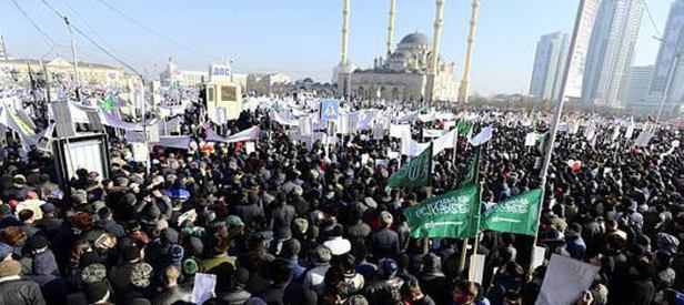 800 bin Çeçen Charlie Hebdo’yu protesto etti!