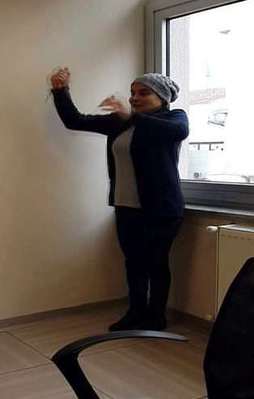 Borç yüzünden bıçağı karnına sapladı