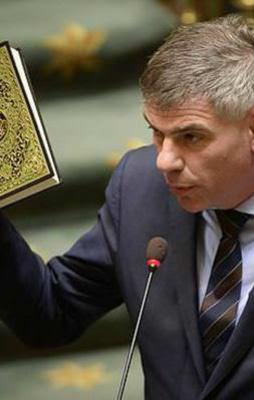 Irkçı siyasetçiden Kuran'ı Kerim'e hakaret