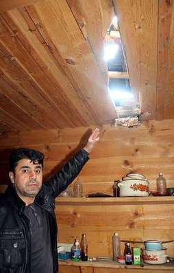 Başlarına gökten taş yağdı