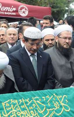 Davutoğlu, Ustaosmanoğlu'nun cenazesinde