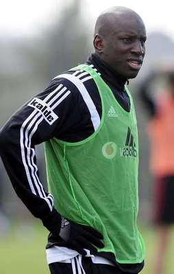 Demba Ba taraftarı namaza götürüyor