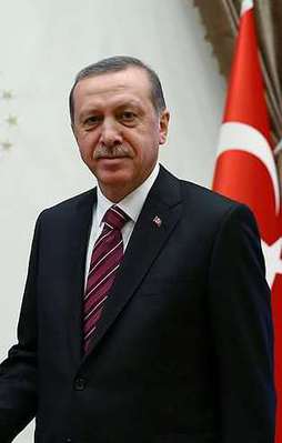 Göbeğini kaşıyan dediğin adam sana oy verir mi!