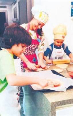 Oğullarıyla mutfakta