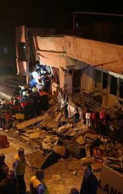 Mersin'de bina çöktü