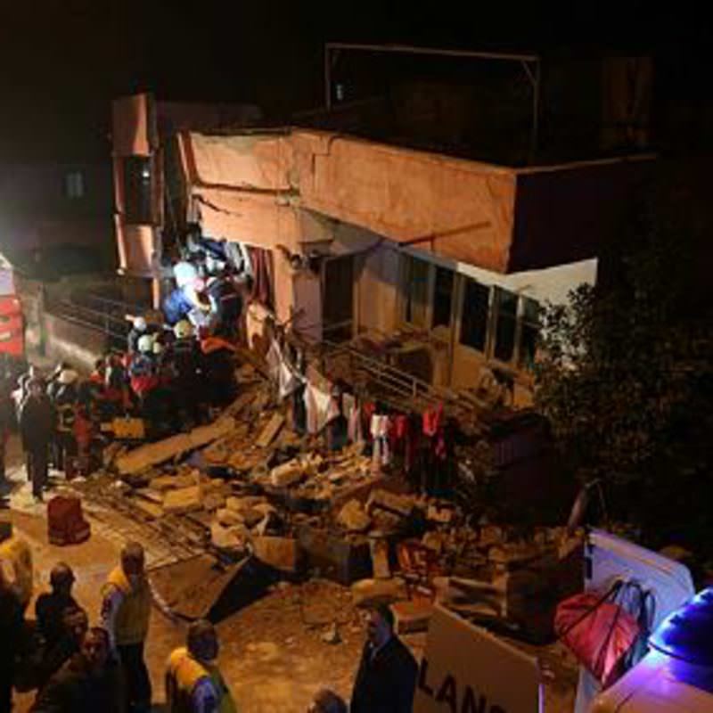 Mersin'de bina çöktü