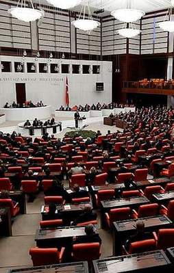 Bürokratlardan art arda istifa