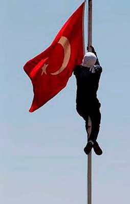 Bayrağı indiren sanık: Bu bayrak hepimizin