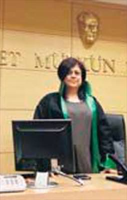 İstifaya zorlanan hâkime hanım yeniden kürsüde