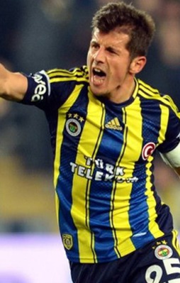 Emre Belözoğlu taraftara çiçek fırlattı