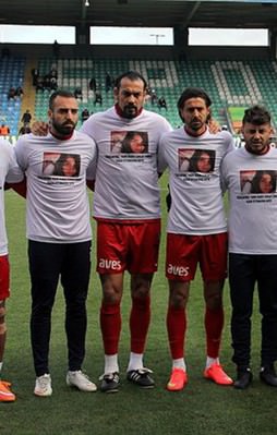 Sahaya Özgecan tişörtleriyle çıktılar