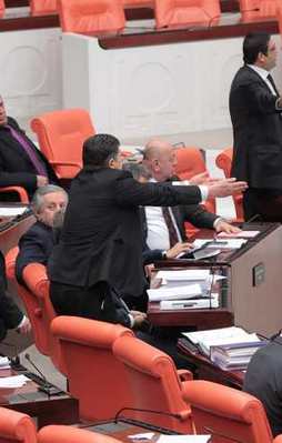 TBMM'de kavga: 4 vekil yaralı!