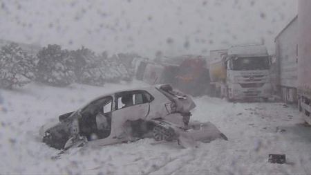 Sakarya-İstanbul yolu ulaşıma kapandı