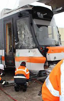 Yoğun kar yağışı tramvayı raydan çıkardı