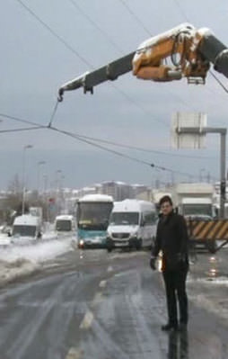 Kopan elektrik teli trafiği felç etti