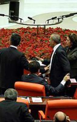 TBMM Genel Kurulu yine gergin açıldı
