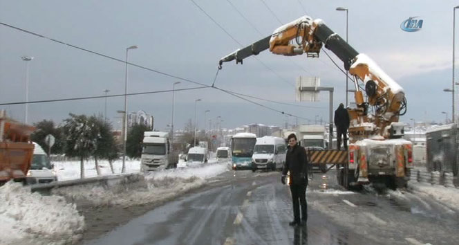 Kopan elektrik teli trafiği felç etti