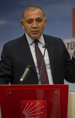 Gürsel Tekin kendi geçmişini çabuk unuttu