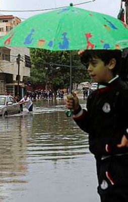 İsrail baraj kapaklarını açtı Gazze'yi sel bastı