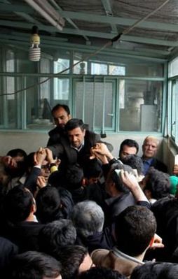 Ahmedinejad'a taziyede büyük ilgi