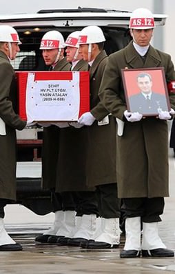 Şehit pilotlar son yolculuklarına uğurlandı