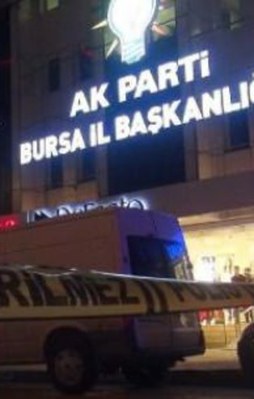 Ak Parti il binası önünde bomba paniği!