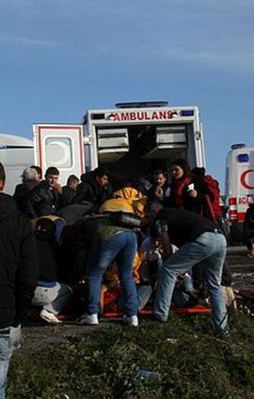 Servis araçları çarpıştı: 2 ölü