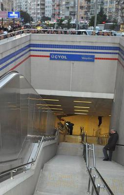 İzmir metrosunda merdiven kazası!
