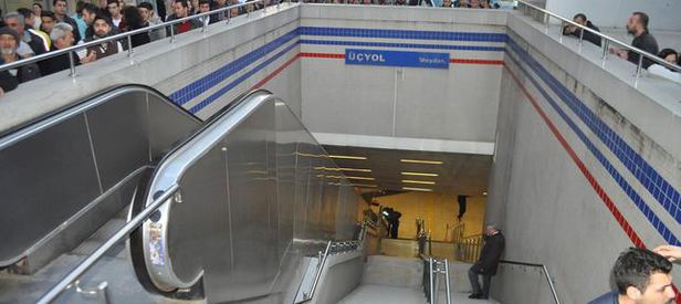 İzmir metrosunda merdiven kazası!