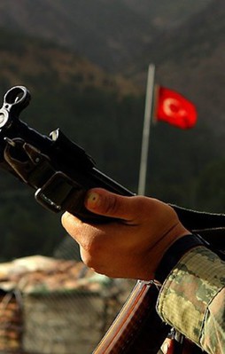 Cinnet getiren asker 3 arkadaşını şehit etti