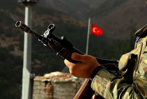 Cinnet getiren asker 3 arkadaşını şehit etti