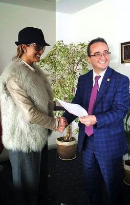 Tuğba Özay'dan şoföre 'bagaj' dayağı