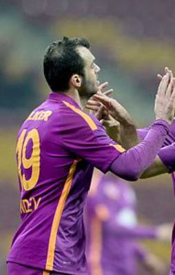 Dört elle sarıldı