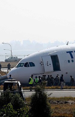 THY uçağı pistten çıktı