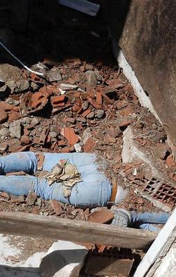 Belediye işçileri yıkılan duvarın altında kaldı