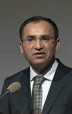 3 bakan değişti