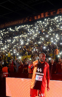 G.Saray taraftarından Arroyo tepkisi