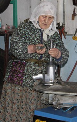35 yıldır lastik tamir ediyor