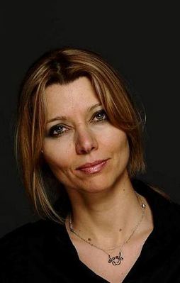 Elif Şafak yine ülkesine sövdü!