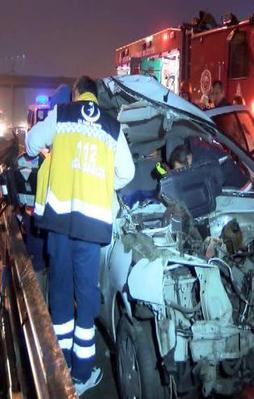 Otomobil bariyerlere çarptı: 2 ölü
