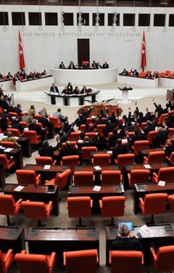 Parti kapatma değişikliği Anayasa Komisyonu'nda