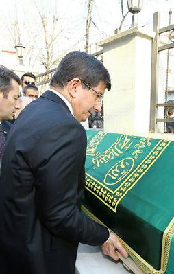 Davutoğlu'ndan yakın arkadaşına son görev!