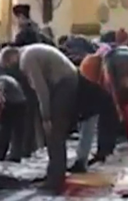 Kilisede kadın-erkek aynı safta namaz kıldı