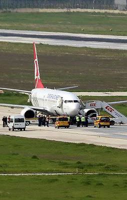 Yetişemediği uçağı bomba ihbarıyla durdurdu