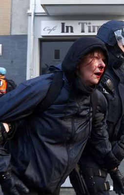 Alman polisinden göstericilere zulüm!