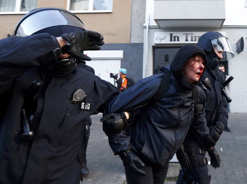 Alman polisinden göstericilere zulüm!