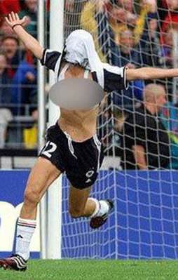 Ünlü futbolcudan sahada şok hareket!