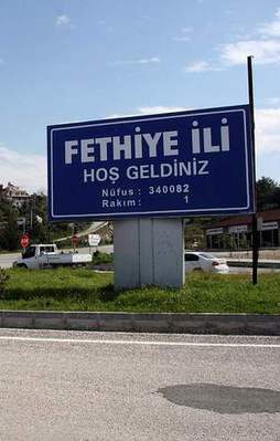 Fethiye'ye il tabelası diktiler
